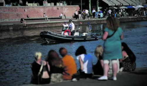 Controlli in Darsena: arrivano i ghisa sommozzatori con gommoni