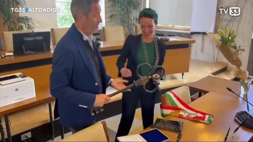 sfregio all italia il gesto della neo sindaca di merano poi il dietrofront
