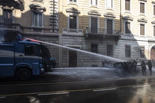 "Black block ed elmetti". Così gli antagonisti preparano la controffensiva alla polizia "Black block ed elmetti". Così gli antagonisti preparano la controffensiva alla polizia