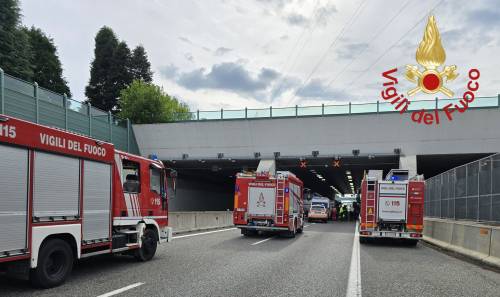 Incidente in galleria tra pullman e tir