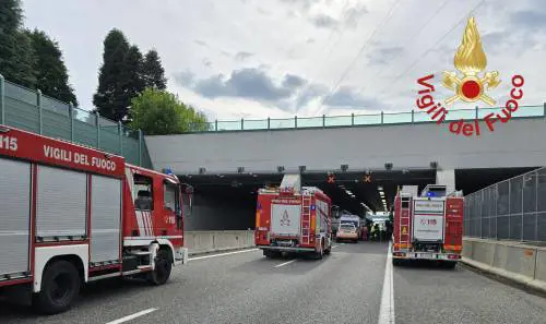 Incidente in galleria tra pullman e tir