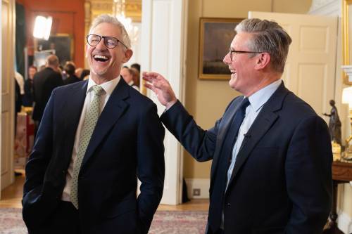 Un post antisemita costa caro a Gary Lineker: licenziato in tronco dalla Bbc Un post antisemita costa caro a Gary Lineker: licenziato in tronco dalla Bbc