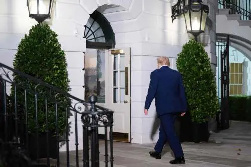 Donald sembra "frustrato". Si sfila dopo il nuovo rinvio per evitare un fallimento