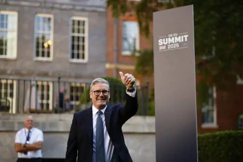 Starmer, accordo con la Ue. Farage: "Tradita la Brexit"