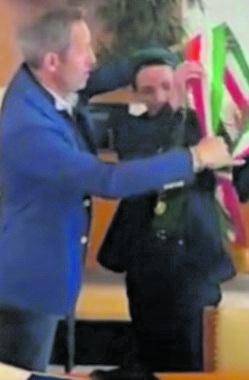 La neo sindaca rifiuta la fascia tricolore e indossa solo il medaglione tirolese