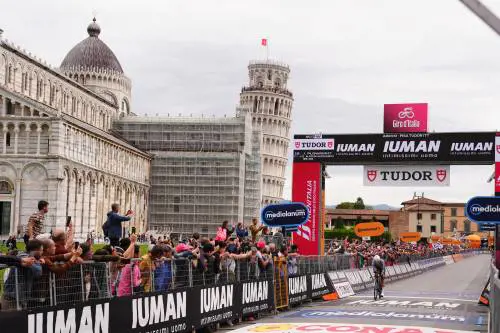 Giro d’Italia, sotto la Torre bagnata trionfa Hoole. Roglic recupera, Del Toro in rosa