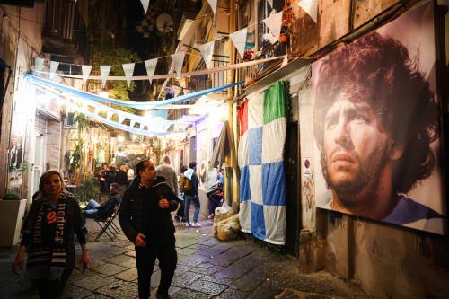 Tra scaramanzia e i preparativi per la festa: come si prepara Napoli al quarto scudetto Tra scaramanzia e i preparativi per la festa: come si prepara Napoli al quarto scudetto