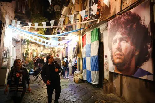 Tra scaramanzia e i preparativi per la festa: come si prepara Napoli al quarto scudetto