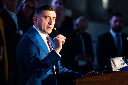 Romania, Simion contesta l'esito delle presidenziali: "Interferenze straniere, elezioni da annullare"