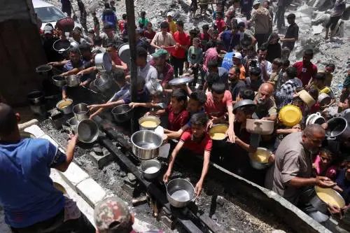 Fila per il cibo: 150 uccisi in 15 giorni. E Trump chiama Netanyahu sull’Iran