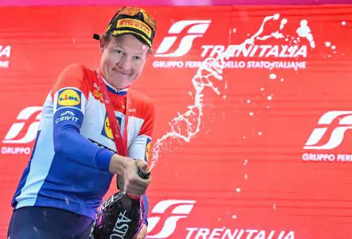 Due crono in una: Hoole vince, Del Toro resiste in rosa