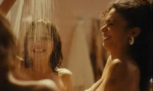 "Cosa c'è dietro la doccia a tre". La confessione di Elodie