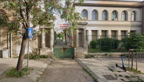 la maestra rimprovera il figlio la mamma la spinge giù dalle scale
