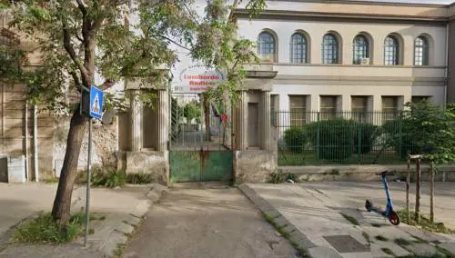 La maestra rimprovera il figlio, la mamma la spinge giù dalle scale 