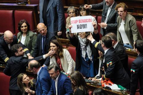 Gaza, alla Camera va in scena la protesta dei deputati M5s con le bandiere palestinesi