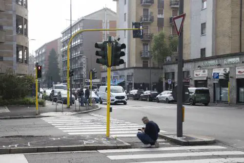 Milano, scappa dalla polizia in scooter, cade e muore. Era amico di Ramy