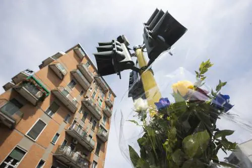 Lo schianto di un 21enne contro un semaforo