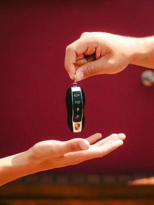 Vendi l'auto? Occhio a questa nuova truffa: il documento che spilla soldi