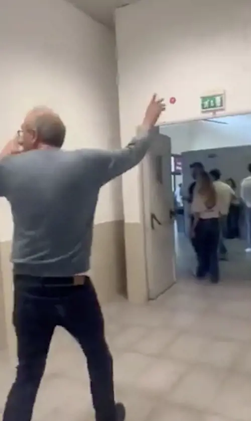 L’ex deputato grillino insulta il docente. "Ma stai buono e non rompere il c..."
