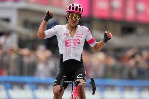 Giro d’Italia, Carapaz vince con un finale spettacolare. Del Toro meglio di Roglic e Ayuso