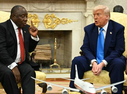 "Agricoltori bianchi uccisi e il governo non fa nulla". Lite tra Trump e il presidente sudafricano "Agricoltori bianchi uccisi e il governo non fa nulla". Lite tra Trump e il presidente sudafricano