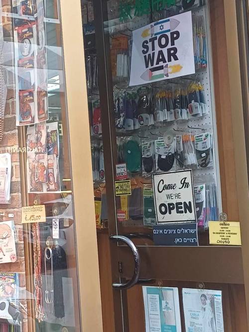  qui i sionisti non sono benvenuti il cartello choc in un negozio a milano