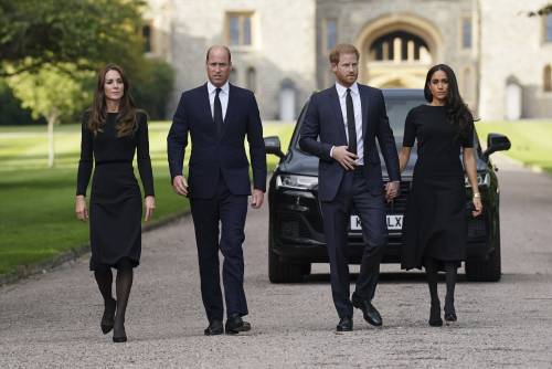 Il pianto a dirotto e il vestito di Charlotte. Cosa c’è davvero dietro la lite tra Kate e Meghan?