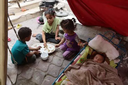 I palestinesi: "In due giorni 29 morti di fame". A Gaza distribuiti i primi pacchi di farina