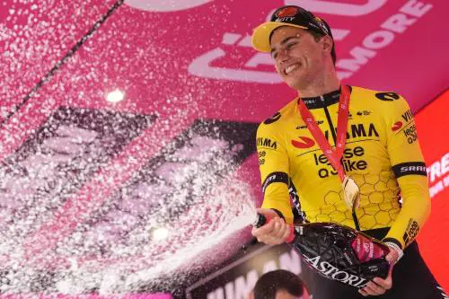 Kooij si sblocca e trionfa in volata. Del Toro resta rosa (con l'abbuono)