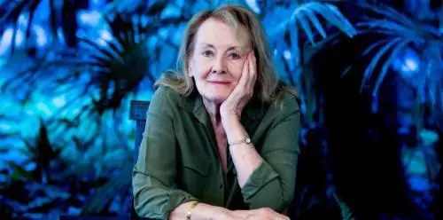 Avvolti nella nebbia di Annie Ernaux tra frasi fatte e ira repressa