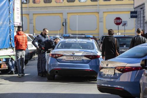 Si finge massaggiatore e la stupra in un garage. Arrestato pakistano Si finge massaggiatore e la stupra in un garage. Arrestato pakistano