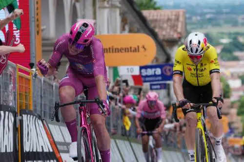 Giro d’Italia, finale al cardiopalma a Vicenza. Pedersen beffa Van Aert e Del Toro