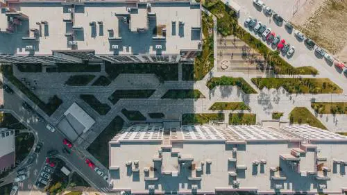 Costruzioni abusive sul tetto condominiale: quando la demolizione è obbligatoria