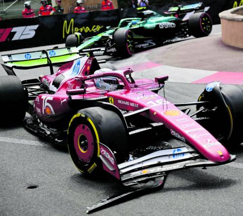 Leclerc a casa trasforma la povera Sf25 in una vera Ferrari. È davanti a tutti