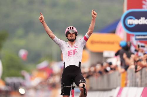 Giro d’Italia, tappa folle: caduta di massa, Ciccone ko e Asgreen domina