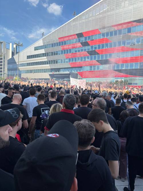 "Andate tutti via". Dura contestazione dei tifosi a Casa Milan: cosa è successo