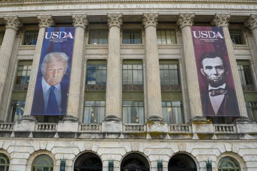  è come un dittatore cosa c è dietro lo striscione di trump che fa impazzire i dem usa
