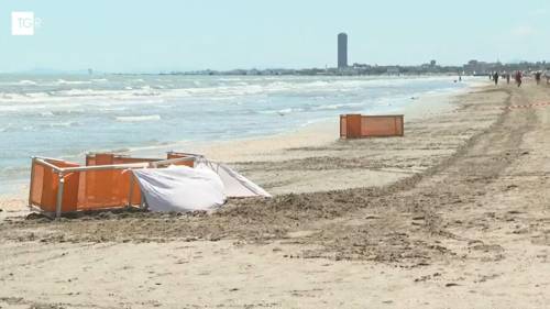 La ruspa in spiaggia uccide una bagnante. "Lavori abusivi"