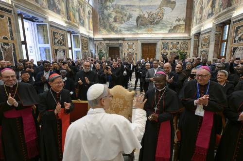 https://img.ilgcdn.com/sites/default/files/styles/md/public/foto/2025/05/25/1748157694-papa-leone-cardinali.jpg?_=1748157694