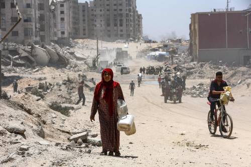 Gaza, entrano i primi camion di aiuti italiani. Croce Rossa: "Uccisi due nostri operatori" Gaza, entrano i primi camion di aiuti italiani. Croce Rossa: "Uccisi due nostri operatori"