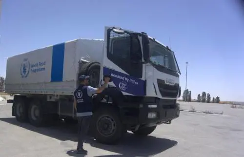 Gaza, entrano i primi camion di aiuti italiani. Croce Rossa: "Uccisi due nostri operatori"