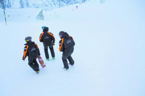 Tragedia in alta quota. Ritrovati nella neve i corpi di 5 alpinisti. "È stata una valanga"