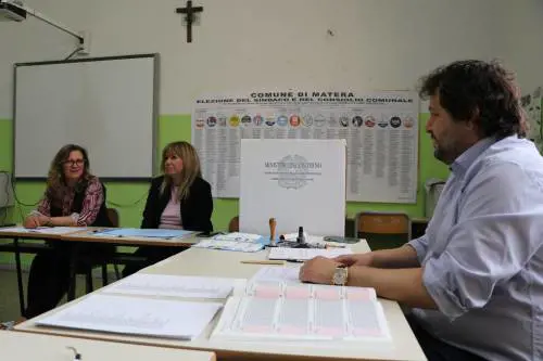 Elezioni comunali, urne aperte fino alle 15. Ecco dove si vota