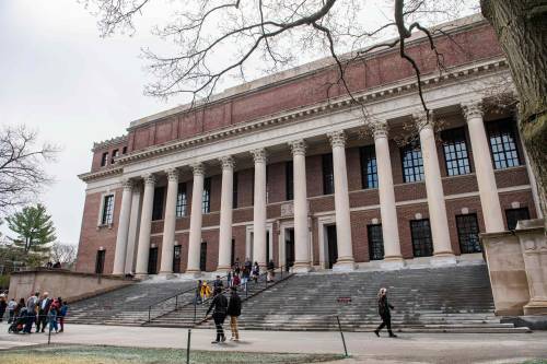 harvard quanto costa studiare nella prestigiosa università americana tra gli ex studenti bill gates e mark zuckerberg