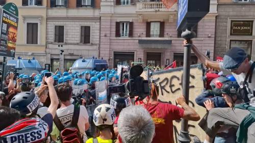Caschi e bastoni contro la polizia. Sinistra violenta in piazza contro il dl Sicurezza