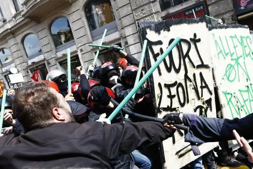 Botte alla polizia e show alla Camera. Così la sinistra difende ladre e occupanti abusivi