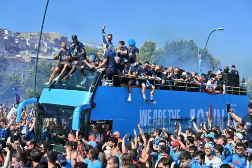 Napoli saluta i suoi campioni. In 200mila per lo scudetto