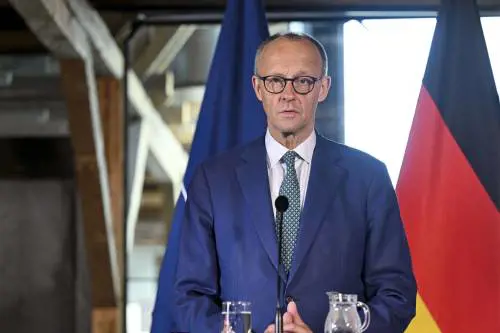 Nato: aumentare la difesa aerea del 400%. E Mosca attacca Merz: "È come Hitler"