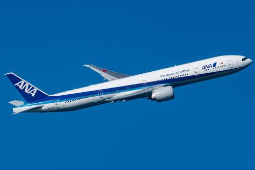 Paura sul volo Tokyo-Houston, passeggero prova ad aprire il portellone: cosa è successo