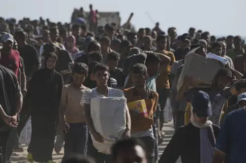 L'assalto e gli spari in aria: Gaza nel caos per la consegna degli aiuti. Accuse tra Israele e ONU